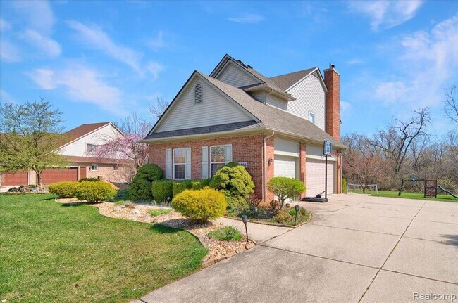 Building Photo - 2565 River Woods Dr N