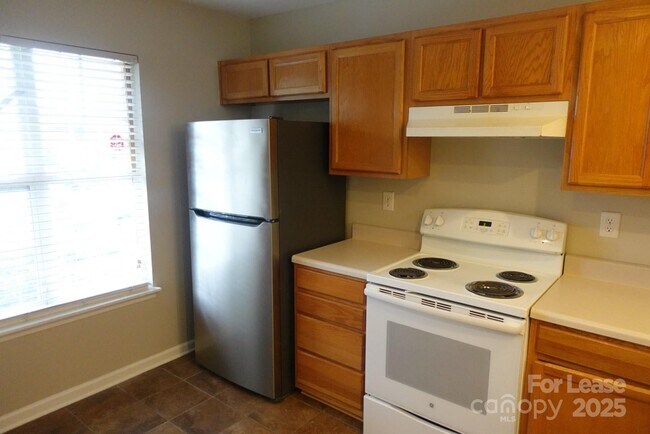 Foto del edificio - 1725 Forest Side Ln