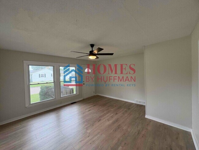 Foto del edificio - Three bedroom House | Detached Garage