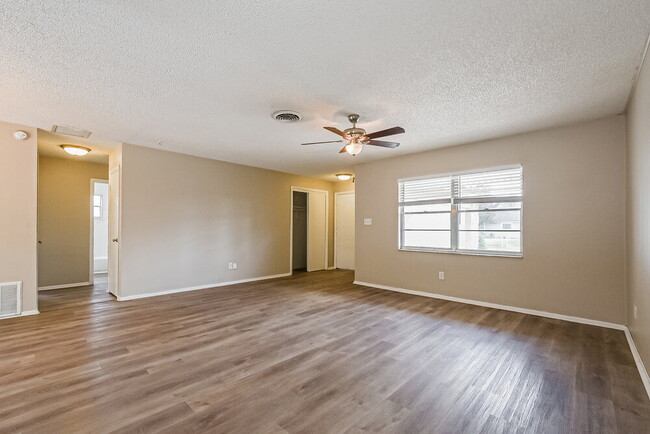 Building Photo - 10945 Tangora St