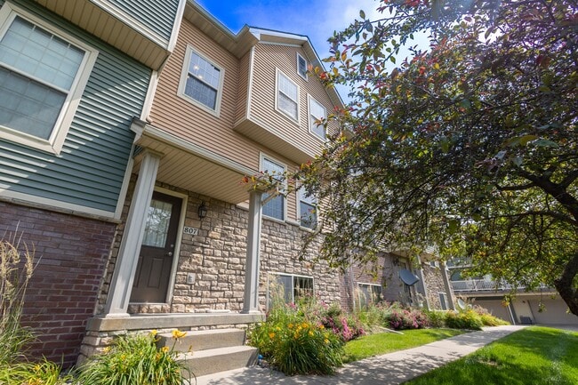 Building Photo - 3600 SE Glenstone Dr