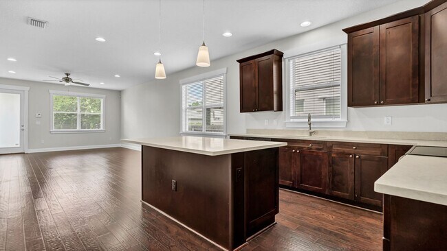 Building Photo - Spacious 4BR/3BA South Tampa Townhome with...