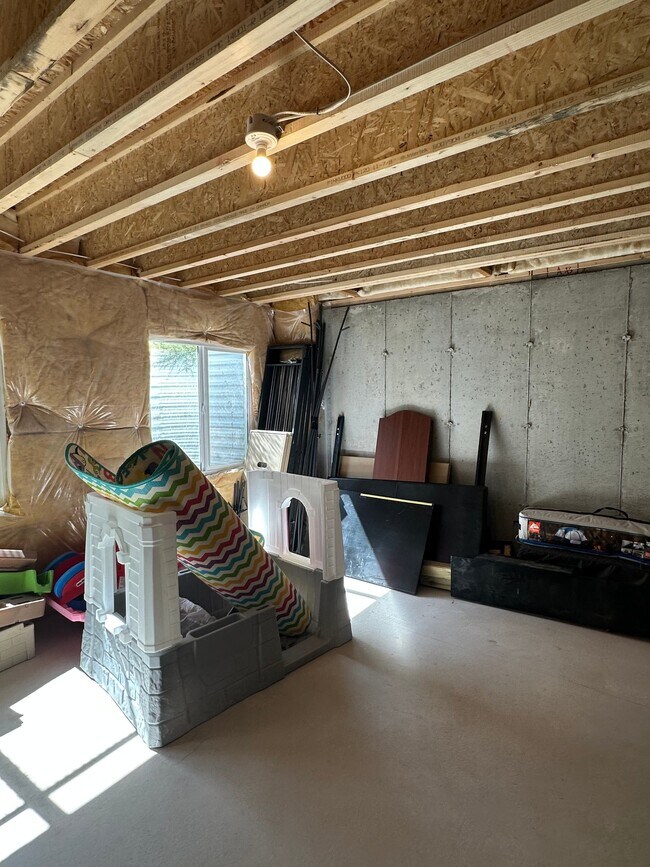 Building Photo - 4035 W Harper Ln