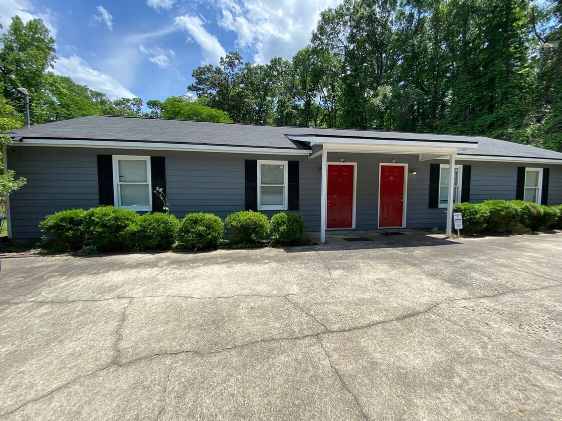 Primary Photo - Cute 2/2 on Whitehall Road Available NOW!