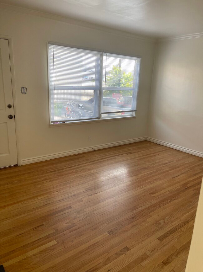 Building Photo - 10233 Hillhaven Ave