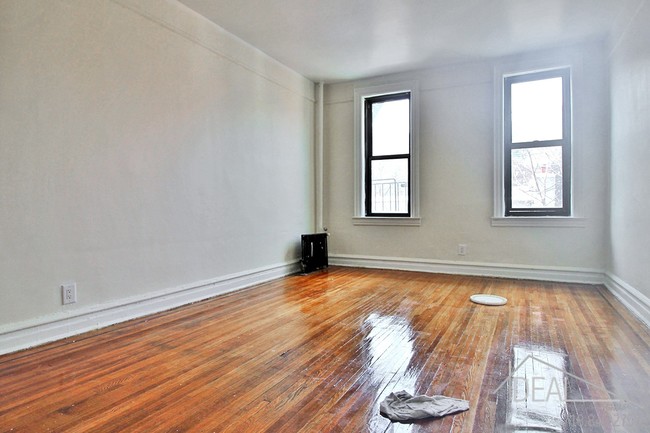 Building Photo - Massive Pre-war 1 Bed in Prime Crown Heights