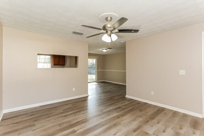 Foto del edificio - 7594 Raborn Ln