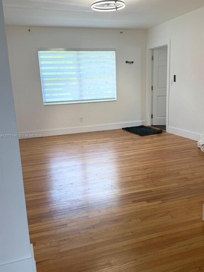 Foto del edificio - 736 NE 92nd St