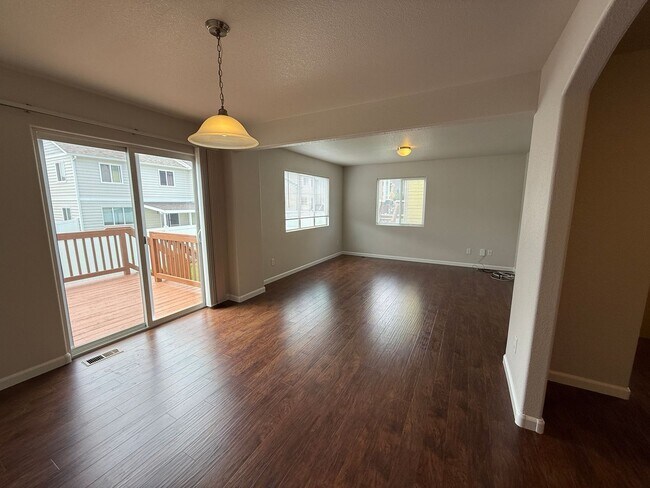 Building Photo - 4 Bedroom, 3.5 Bathroom Townhome in Cheyen...