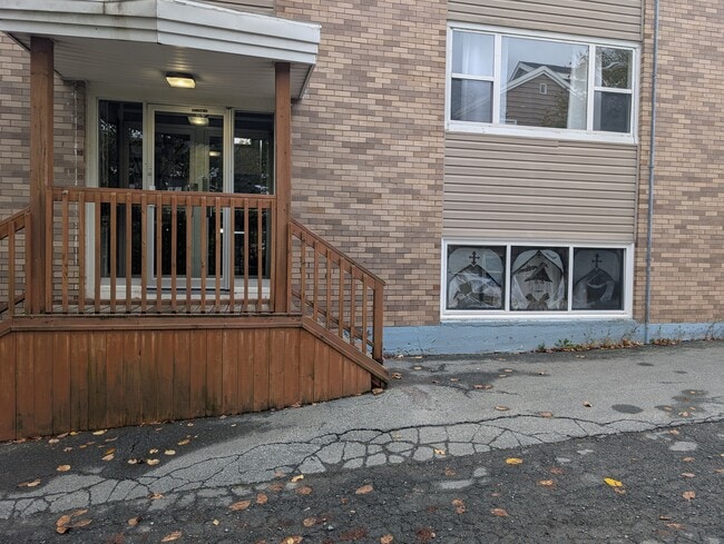 Building Photo - Charming Unit for Lease