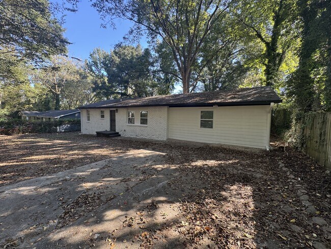 Foto del edificio - 2412 Forrest Park Rd SE