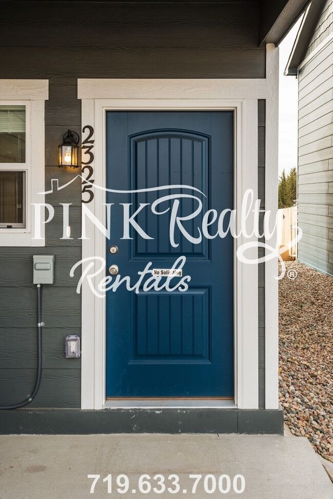 Building Photo - Spacious 3 Bedroom Townhome Located Just o...