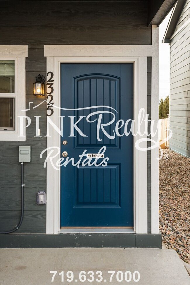 Foto del edificio - Spacious 3 Bedroom Townhome Located Just o...