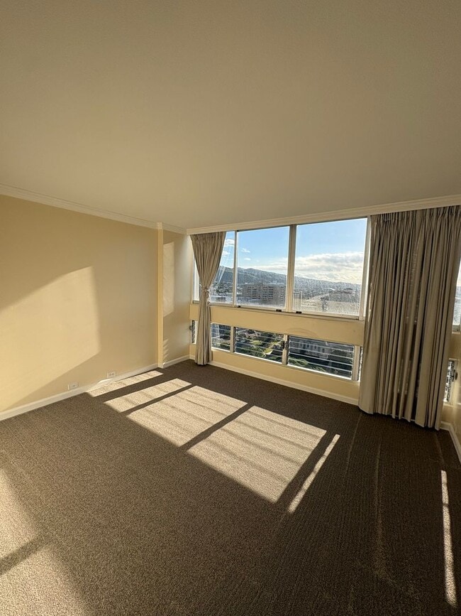 Building Photo - 2 bedroom, 2 bath, 1 parking Banyan Tree Plaza (Punahou)