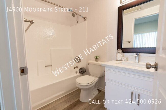 Building Photo - 14900 Moorpark St