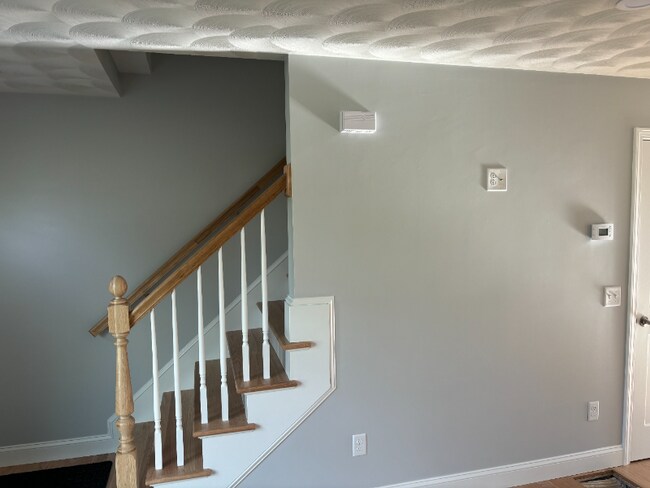 Building Photo - 94 Simmonsville Ave