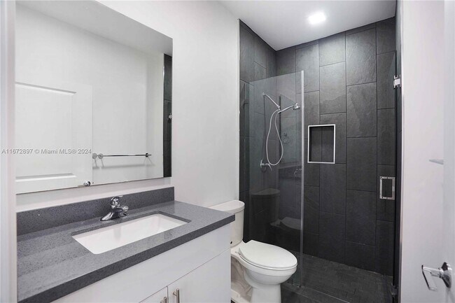 Foto del edificio - 351 E 41st St