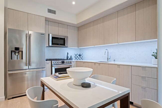 Foto del edificio - Opulent, Fully Furnished Private Room in S...