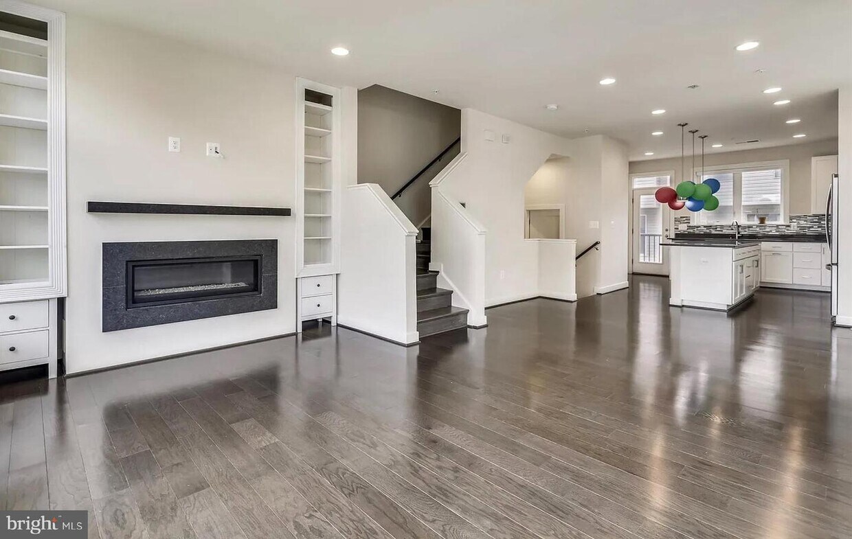 Foto principal - 8060 Red Hook St
