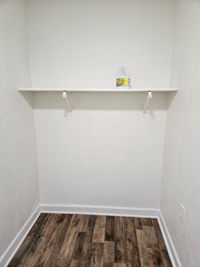 Foto del edificio - 3 BEDROOM AVAILABLE NOW!