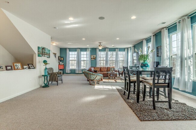 Foto del edificio - 3-bedroom, 2.5-bathroom condo with a great open-concept main level.