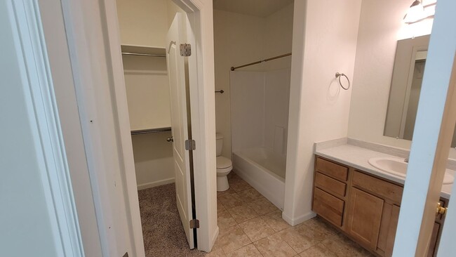 Foto del edificio - Contemporary 2020 Townhome — Conveniently ...
