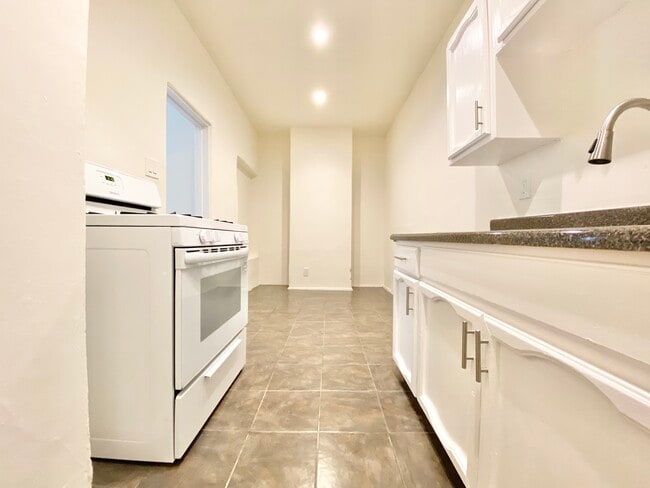 Building Photo - 1520 S Wilton Pl