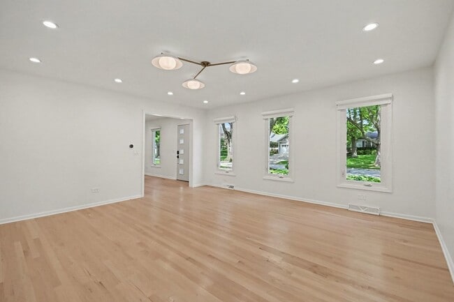 Building Photo - 1120 Summit Hills Ln