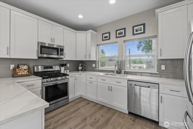 Building Photo - 3 bedroom in Seattle WA 98108