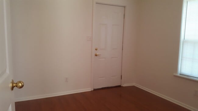 Building Photo - 2 Bed 1 Bath close to the University