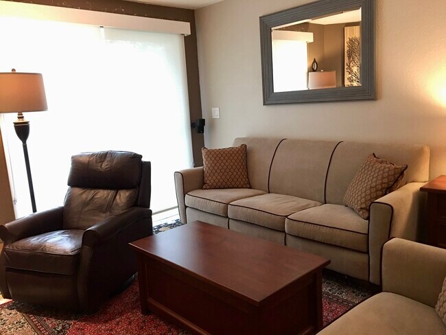 Sala de estar - 718 Kirkland Cir
