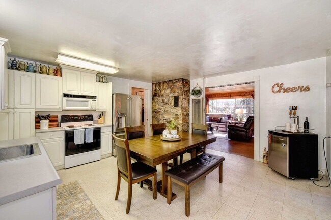 Foto del edificio - Adorable Home Available June 26th!