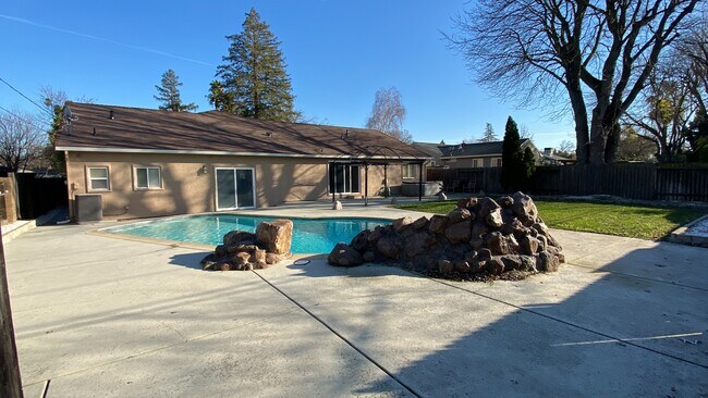 Foto del edificio - 2431 Brentwood Rd