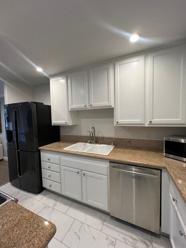 Foto del edificio - 2 Bed 2 Bath - Split Unit