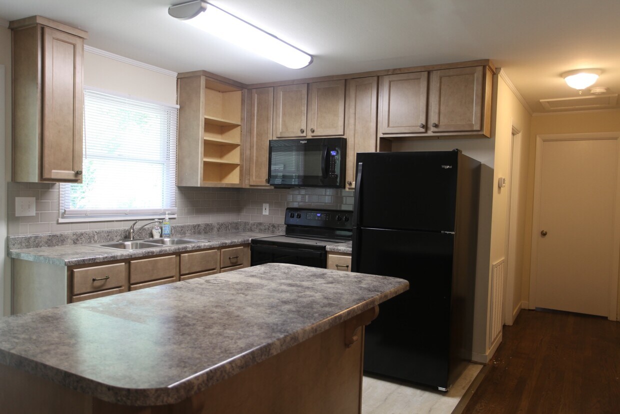 Foto del edificio - Fenced property on Harper Avenue in Auburn!