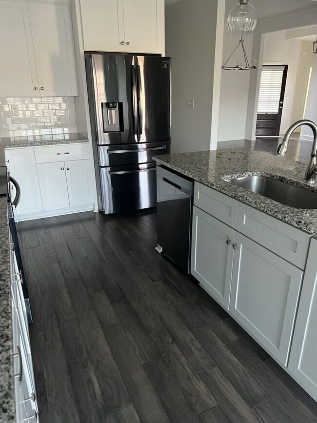 Foto del edificio - Beautiful 3 Bed 2 Bath Available this Fall!