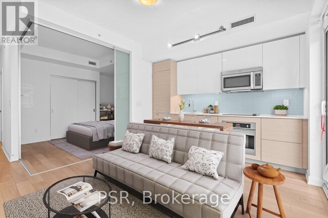 Building Photo - 210 Simcoe St