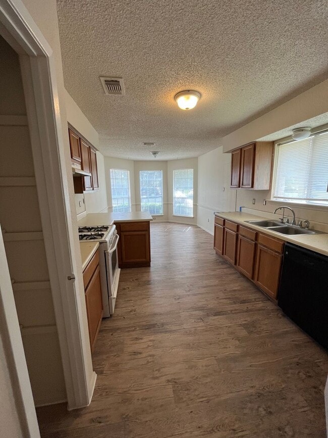 Building Photo - PREALEASING FOR APRIL! 3 bedroom with Patio Great for Entertainment!