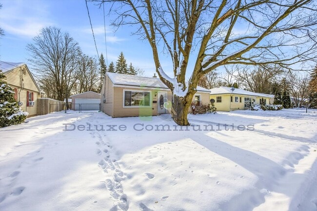 Foto del edificio - Spacious 3 Bedroom Single Family Home Near Downtown GR | $1795