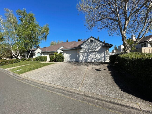 Foto del edificio - Exceptionally Spacious 4 Bedroom, 3 Bath H...