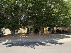 Building Photo - 412 Laguayra Dr NE