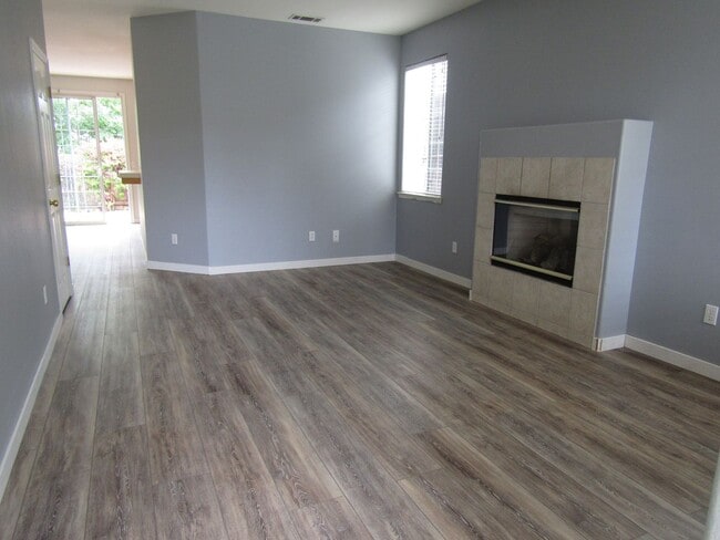 Building Photo - Gorgeous 4 Bed, 2 Bath Home with Large Garage and Fenced Backyard