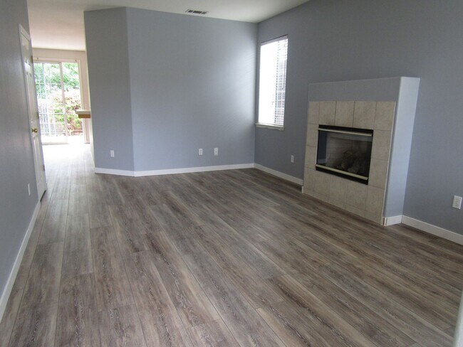 Foto del edificio - Gorgeous 4 Bed, 2 Bath Home with Large Garage and Fenced Backyard