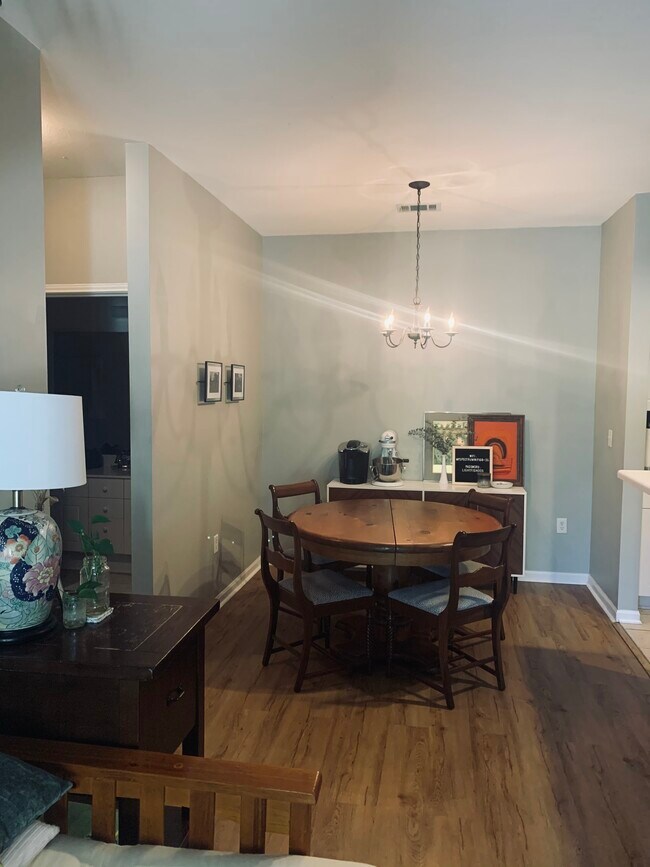 Family friendly dining space - 3297 S College St