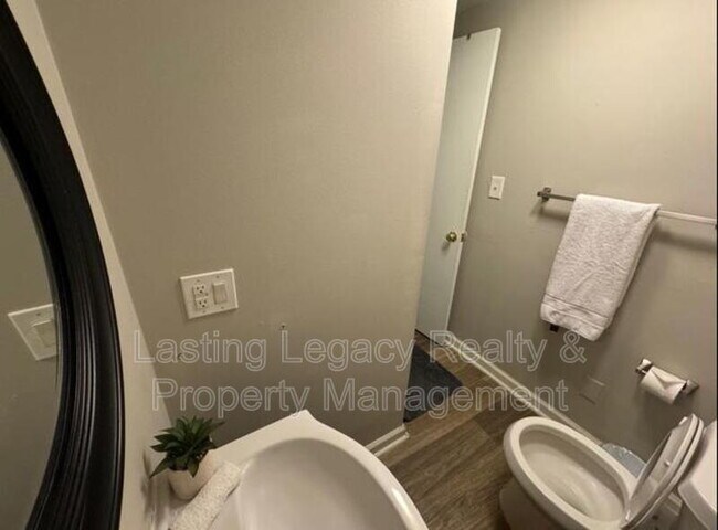 Building Photo - 1227 Brookwood Dr