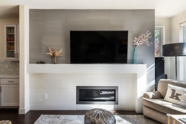 Building Photo - Modern 2 Bed 3 Bath Town Home Available Now!!