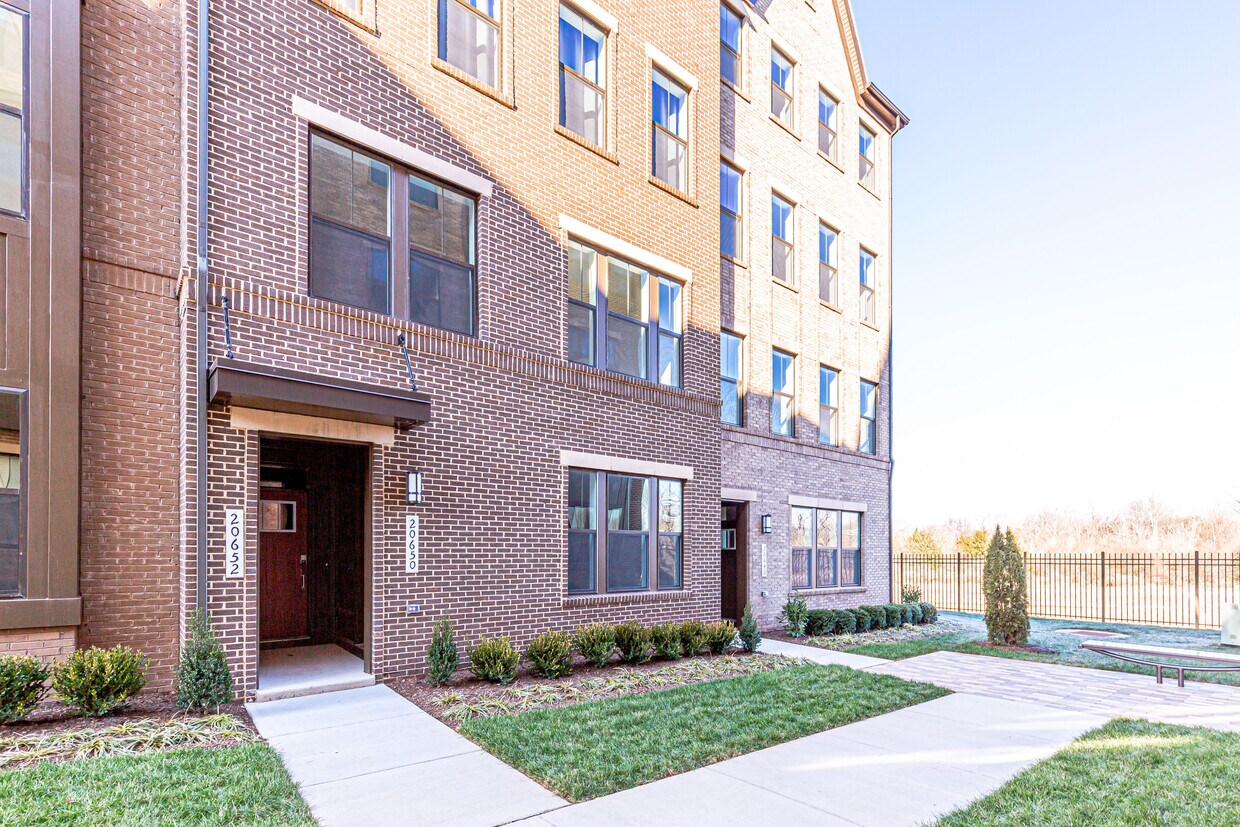 20650 River Liffey Ter, Dulles, VA 20166 Condo for Rent in Dulles, VA