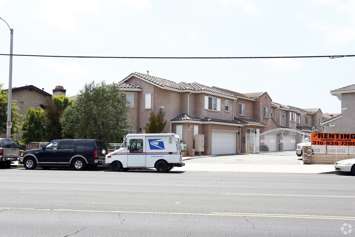 Foto principal - 9635 Woodman Ave