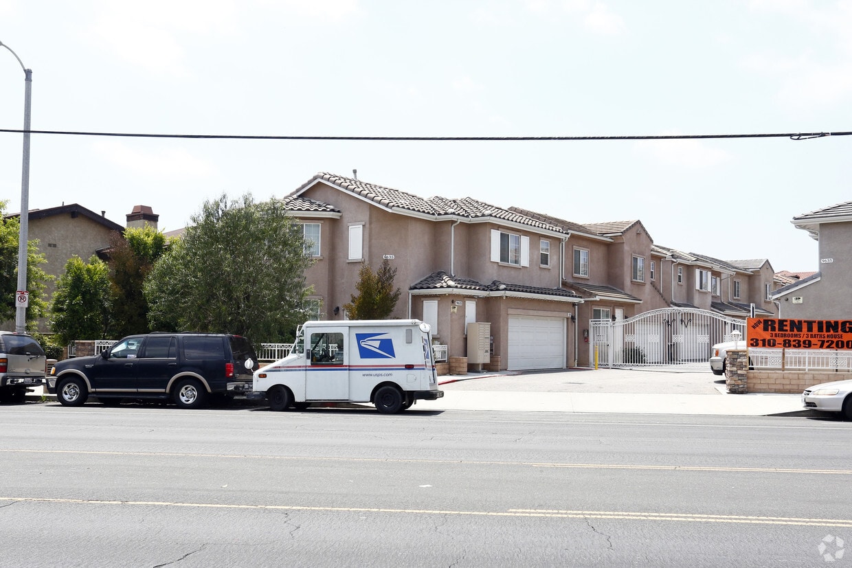 Primary Photo - 9635 Woodman Ave