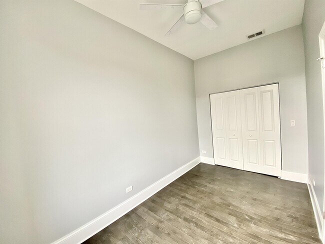 Foto del edificio - 2027 N Sheffield Ave